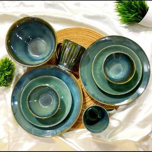 Colour is classy Dark Green. Material Ceramic